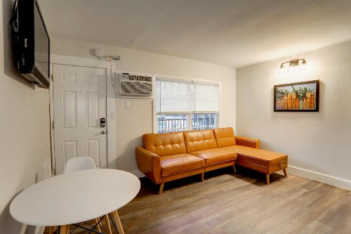 Blue Diamond Motel - image 28