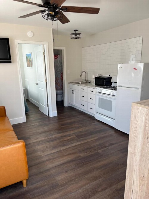 Blue Diamond Motel - image 32