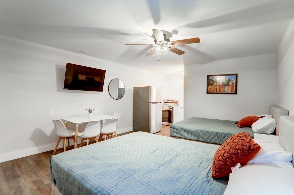 Blue Diamond Motel - image 7