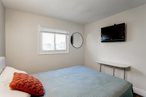 Blue Diamond Motel - image 8