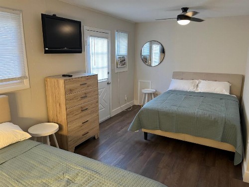 Blue Diamond Motel - image 9