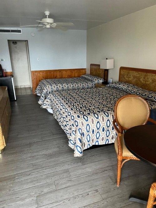 Landmark Motel - image 11