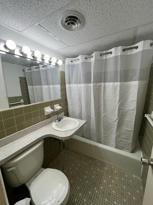 Landmark Motel - image 15