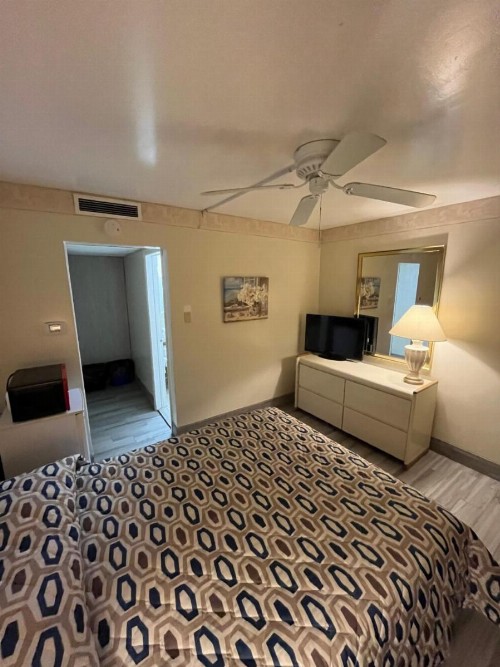 Landmark Motel - image 9