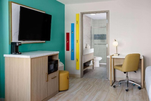 Binns Motor Inn - image 2