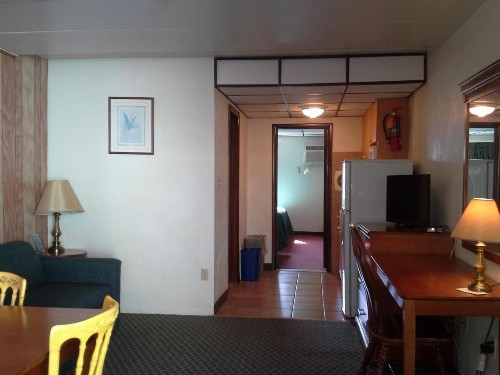 Sunflower Motel - image 8