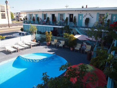Suitcase Motel & Travel - image 27