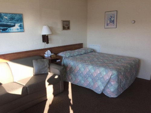 Crystal Sands Motel - image 10