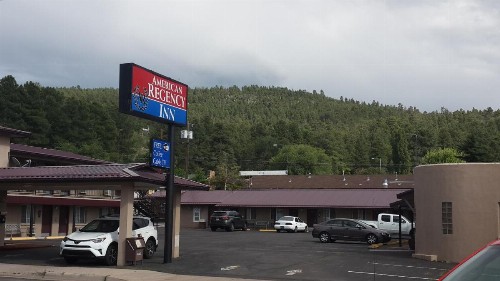 American Regency Inn - image 1