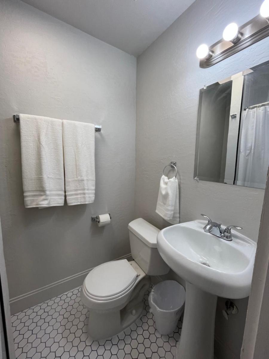 9 Arizona Motor Hotel - image 2