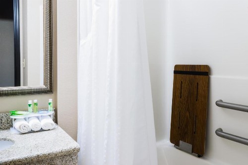 Holiday Inn Express Hotel & Suites Acme-Traverse City an IHG Hotel - image 3
