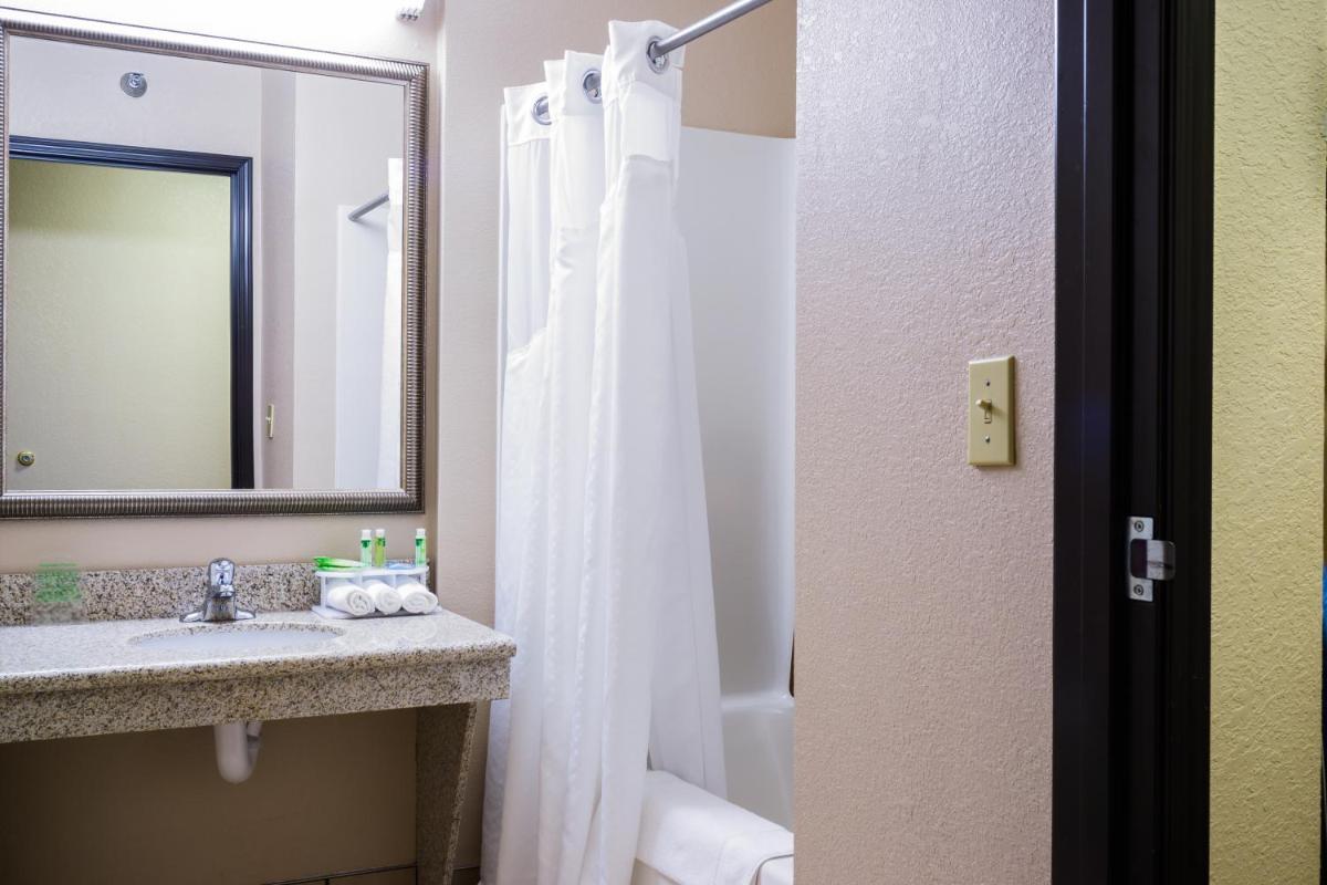 Holiday Inn Express Hotel & Suites Acme-Traverse City an IHG Hotel - image 5