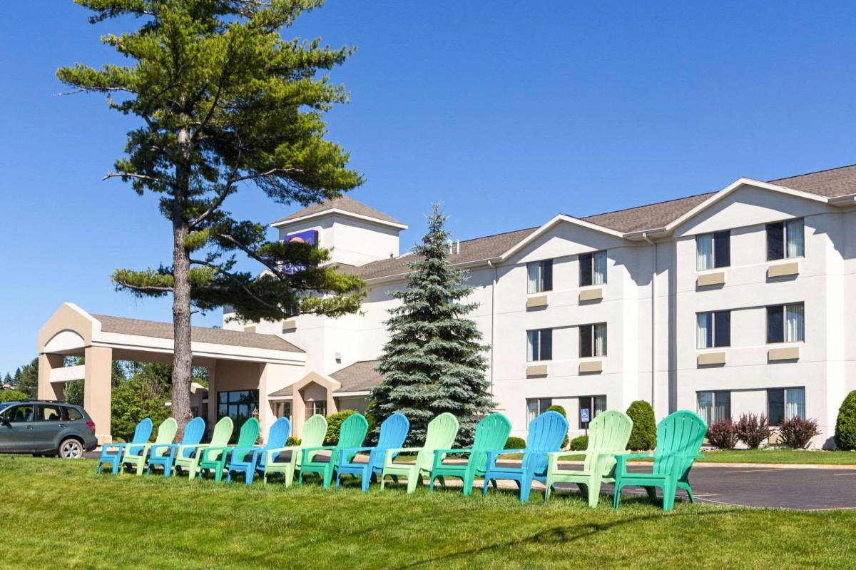 Sleep Inn & Suites Acme – Traverse City - image 3