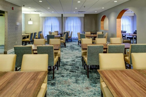 Embassy Suites Williamsburg - image 16