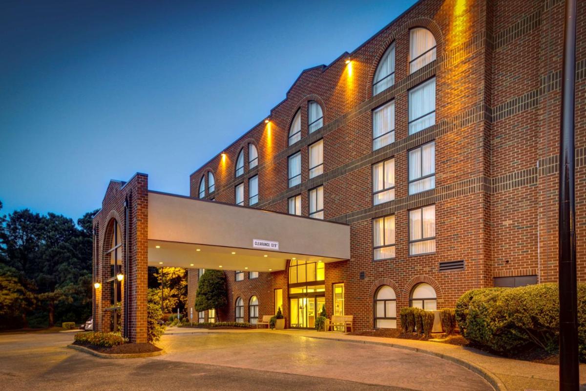 Embassy Suites Williamsburg - image 2