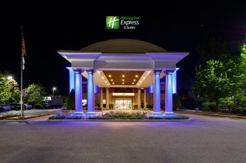 Holiday Inn Express & Suites Williamsburg an IHG Hotel
