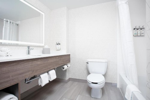 Holiday Inn Express & Suites Williamsburg an IHG Hotel - image 7