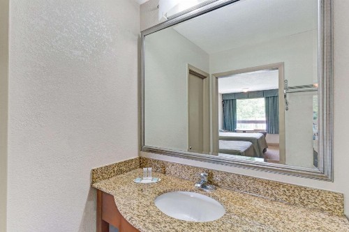 Travelodge by Wyndham Williamsburg Colonial Area - image 9