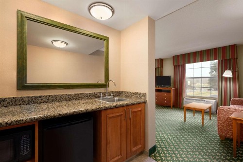 Hampton Inn & Suites Williamsburg-Central - image 13