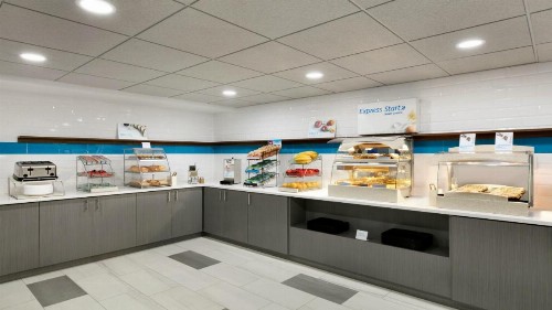 Holiday Inn Express - Williamsburg Busch Gardens Area an IHG Hotel - image 2