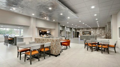 Holiday Inn Express - Williamsburg Busch Gardens Area an IHG Hotel - image 3