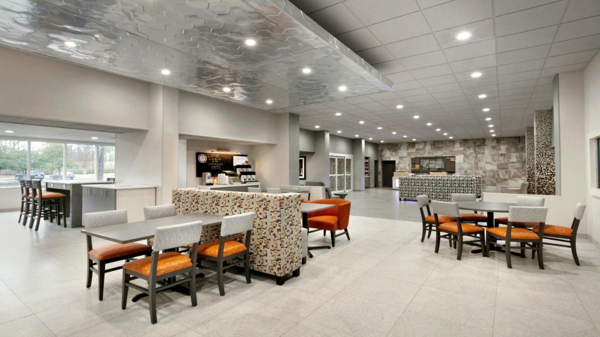 Holiday Inn Express - Williamsburg Busch Gardens Area an IHG Hotel - image 3
