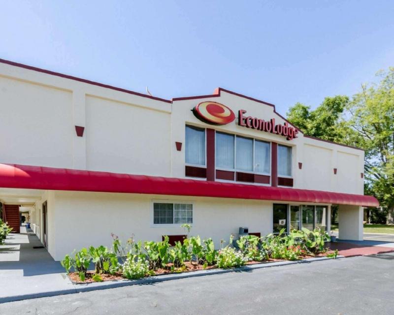 Econo Lodge Pottery - image 2