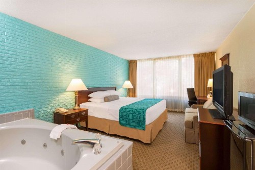 Howard Johnson by Wyndham Williamsburg - image 11