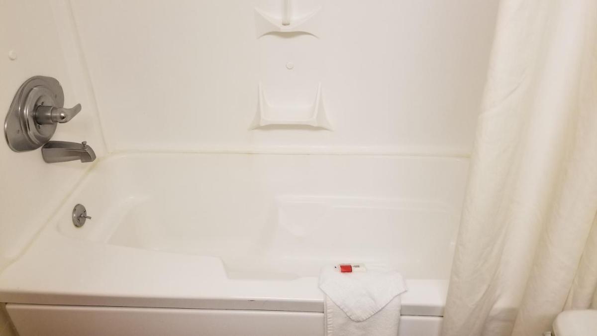 Howard Johnson by Wyndham Williamsburg - image 2