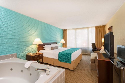 Howard Johnson by Wyndham Williamsburg - image 28