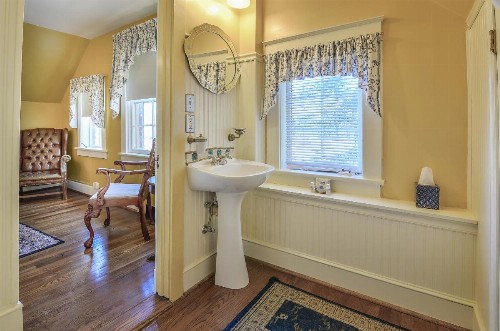 Cedars of Williamsburg Bed & Breakfast - image 2
