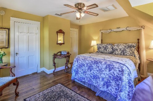 Cedars of Williamsburg Bed & Breakfast - image 3