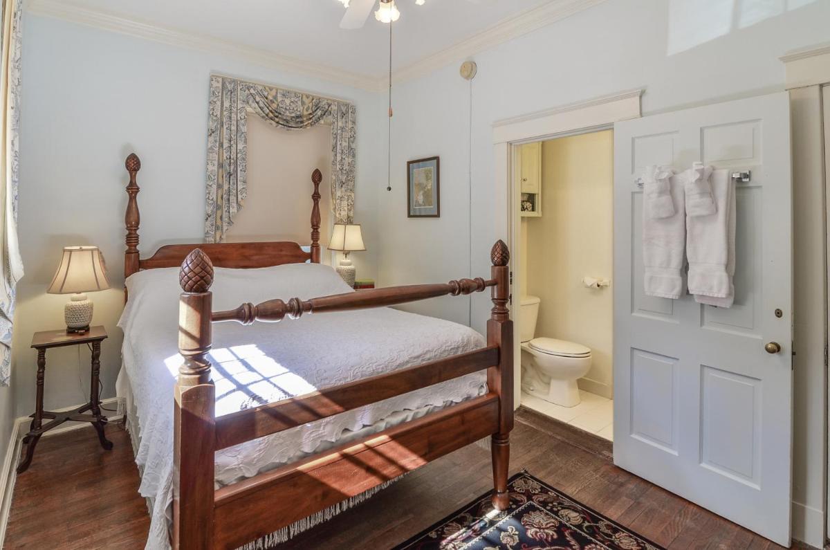Cedars of Williamsburg Bed & Breakfast - image 5