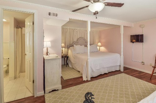 Cedars of Williamsburg Bed & Breakfast - image 7