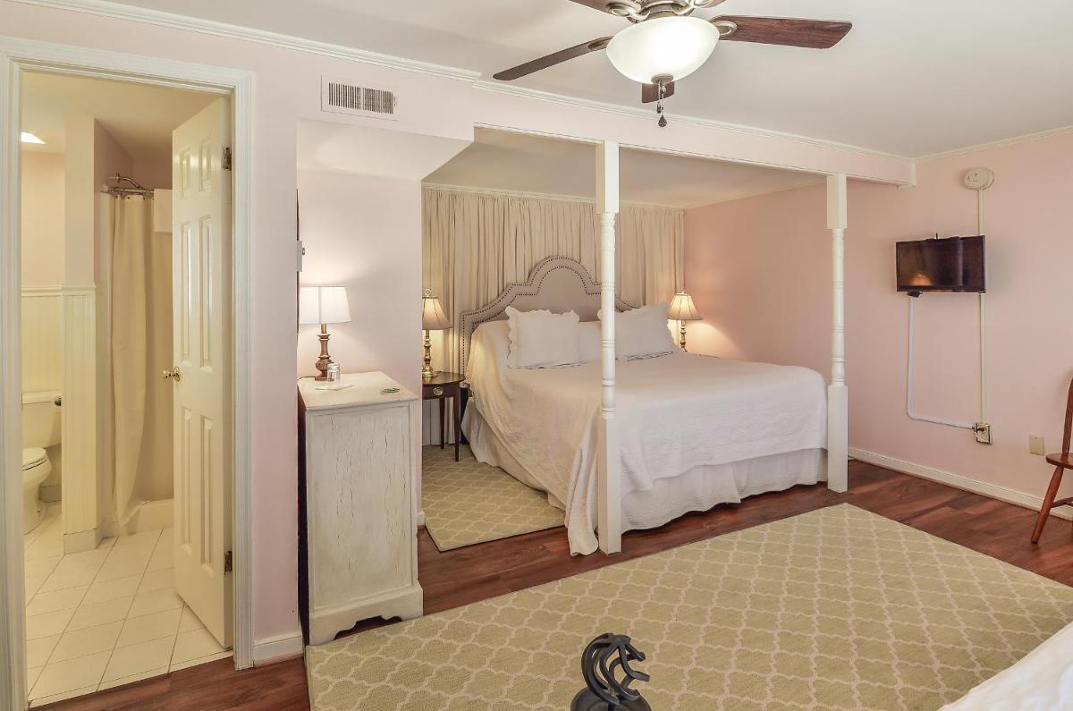 Cedars of Williamsburg Bed & Breakfast - image 7