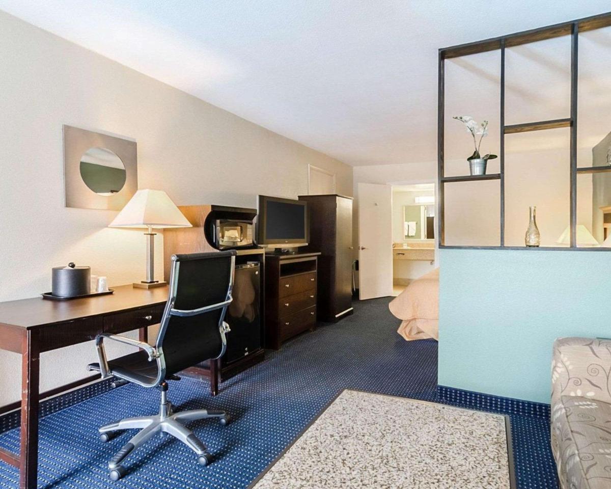 Rodeway Inn & Suites Williamsburg Central - image 3