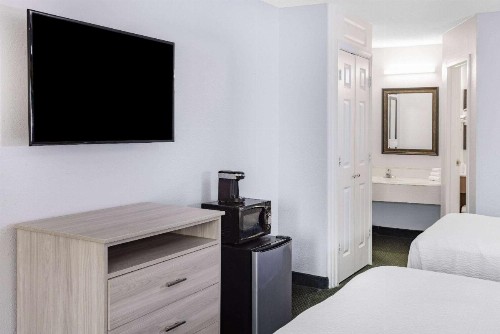 Days Inn & Suites by Wyndham Colonial - image 15