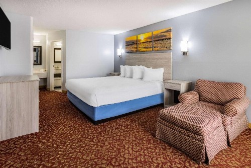 Days Inn & Suites by Wyndham Colonial - image 17