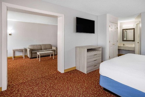 Days Inn & Suites by Wyndham Colonial - image 18