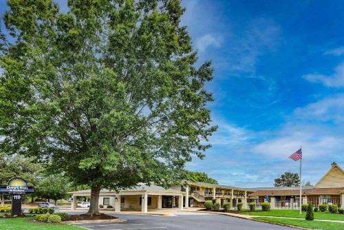 Days Inn & Suites by Wyndham Colonial - image 2