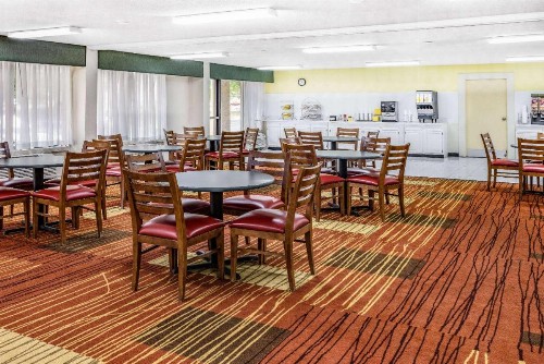Days Inn & Suites by Wyndham Colonial - image 20