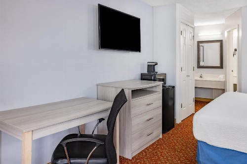 Days Inn & Suites by Wyndham Colonial - image 31