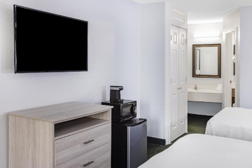 Days Inn & Suites by Wyndham Colonial - image 32