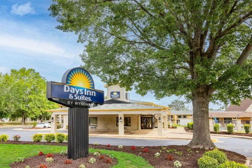 Days Inn & Suites by Wyndham Colonial - image 4