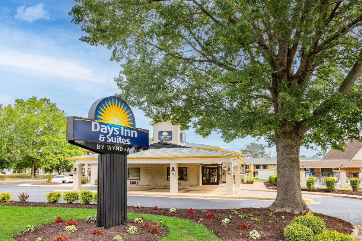 Days Inn & Suites by Wyndham Colonial - image 4