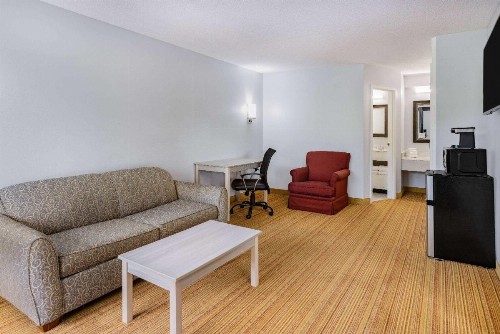 Days Inn & Suites by Wyndham Colonial - image 9