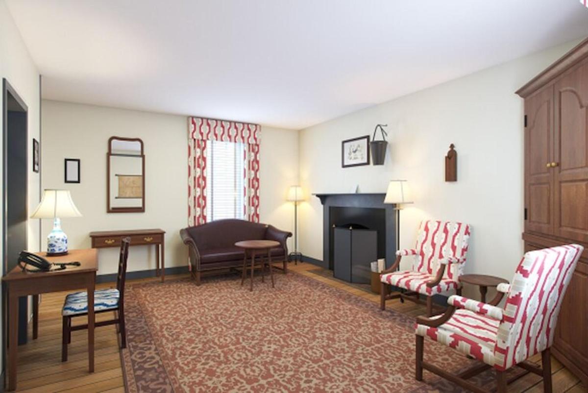 Colonial Houses - A Colonial Williamsburg Hotel - image 2