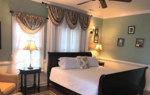 A Williamsburg White House Inn - image 10