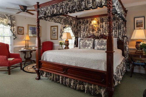 A Williamsburg White House Inn - image 4