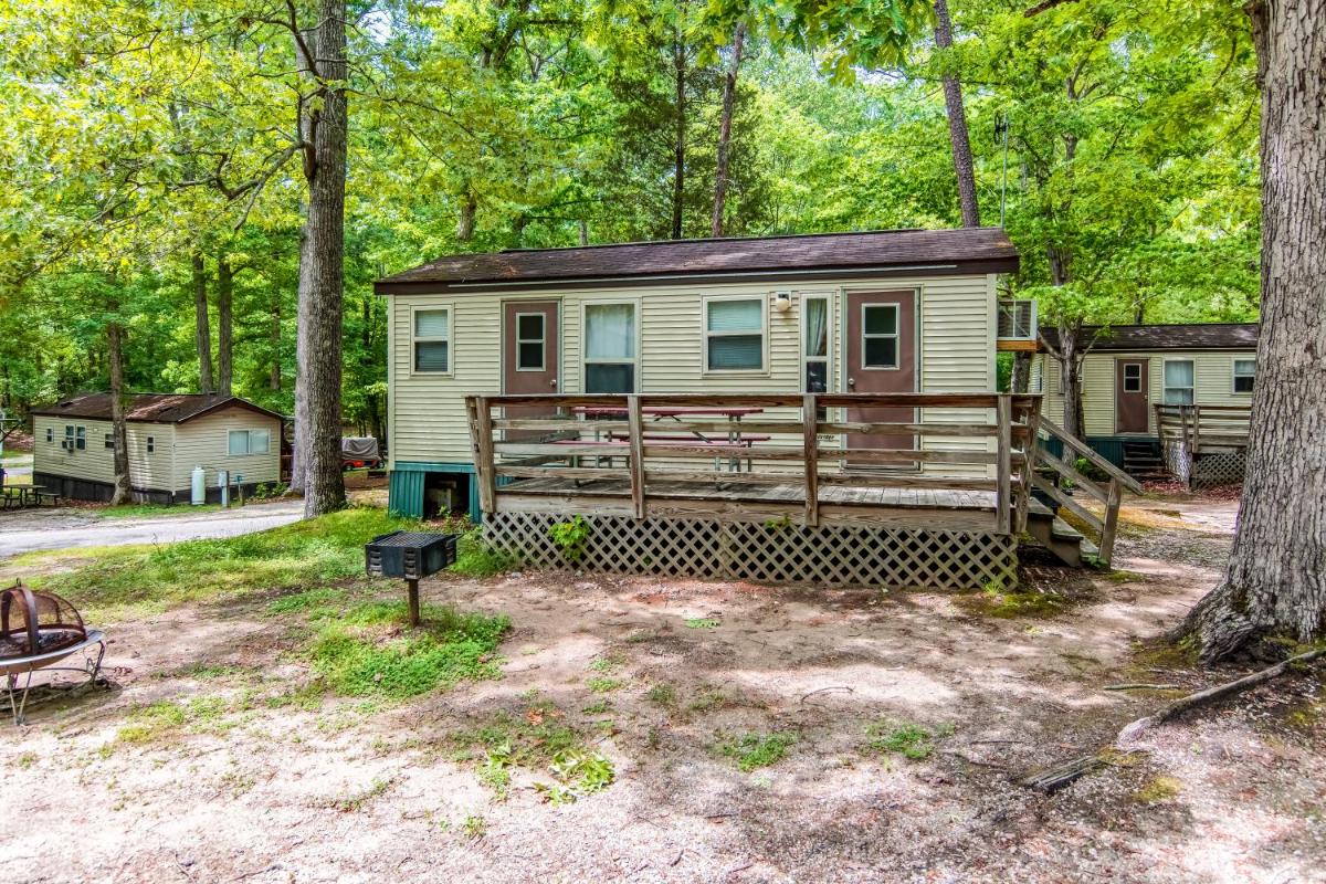 Williamsburg Camping Resort One Bedroom Cabin 3 - image 4
